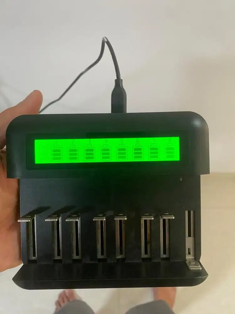 Charger Baterai 8 Slot LCD