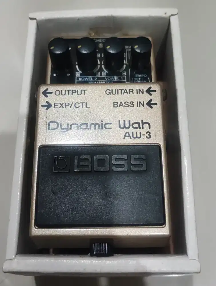 Efek Stompbox Gitar dan Bass Merk BOSS DYNAMIC WAH AW-3 SECOND