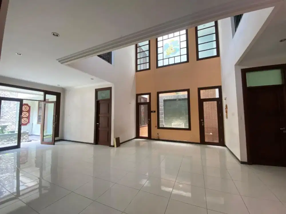 Rumah 2 Lantai 8 Kamar Tidur di Jalan Gatot Subroto Tengah