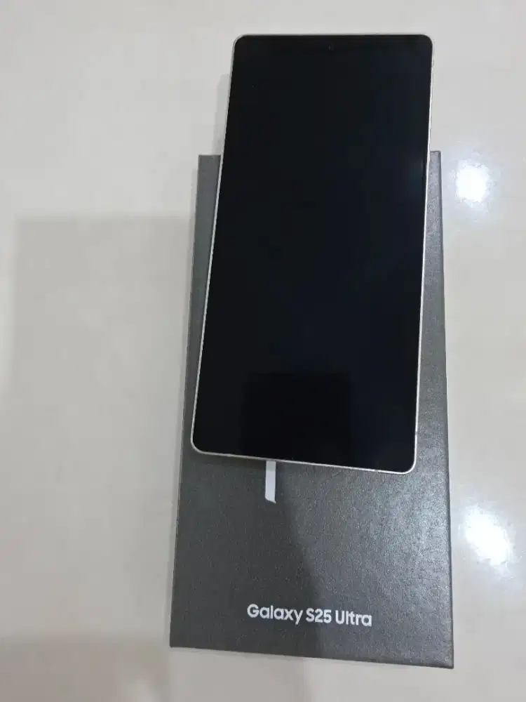 Samsung S25 Ultra 512 + free buds