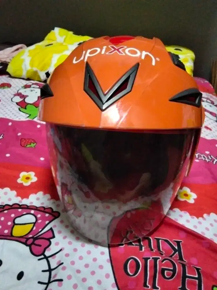 Helem bagus warna orange merah