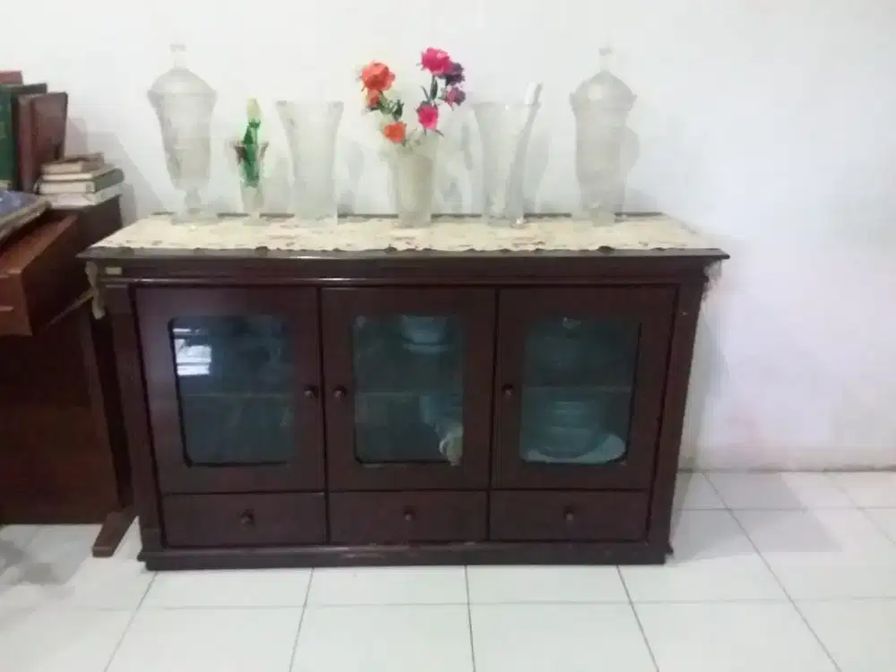 Lemari Kayu Klasik