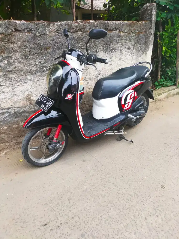 Di jual Honda Scoopy FI CBS ESP Stater Halus. SURAT LENGKAP.