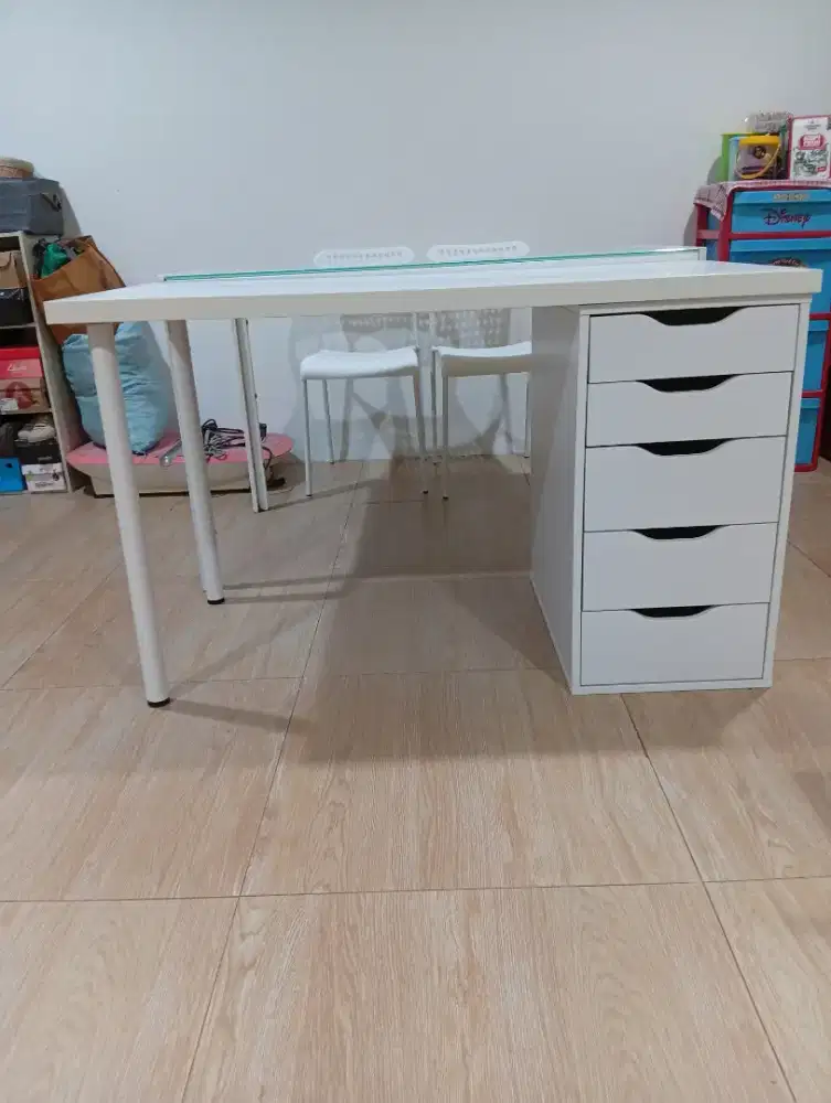 Dijual meja kantor atau belajar merk ikea kondisi bagus