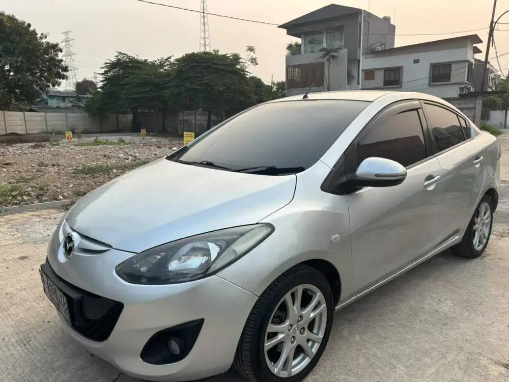 CASH JUAL Mazda 2 R Sedan AT 2012 – Mobil Kesayangan Keluarga, Terawat