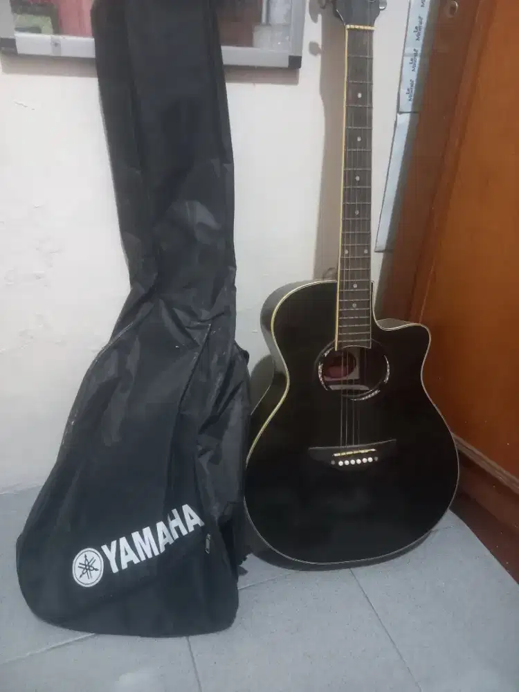 Gitar YAMAHA dan sarung nya