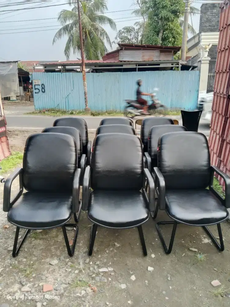 Kursi Hadap Kaki Besi Kokoh Kondisi Bekas
