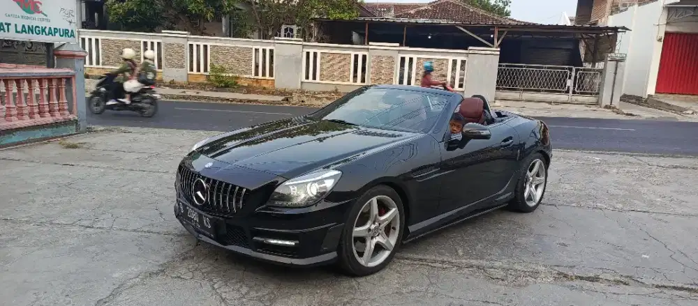 Mobil sport keren bergaya
