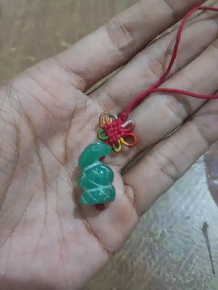 Liontin giok shio Ular