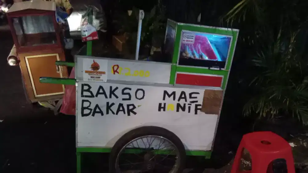 Di jual gerobak bekas bakso bakar