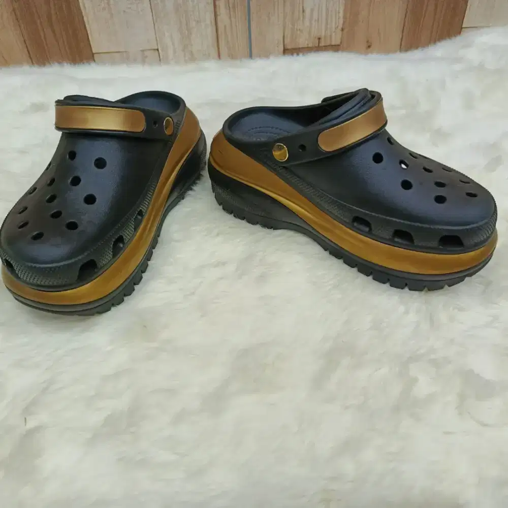 Dijual Sandal Crocs Bekas dengan Kondisi Bagus