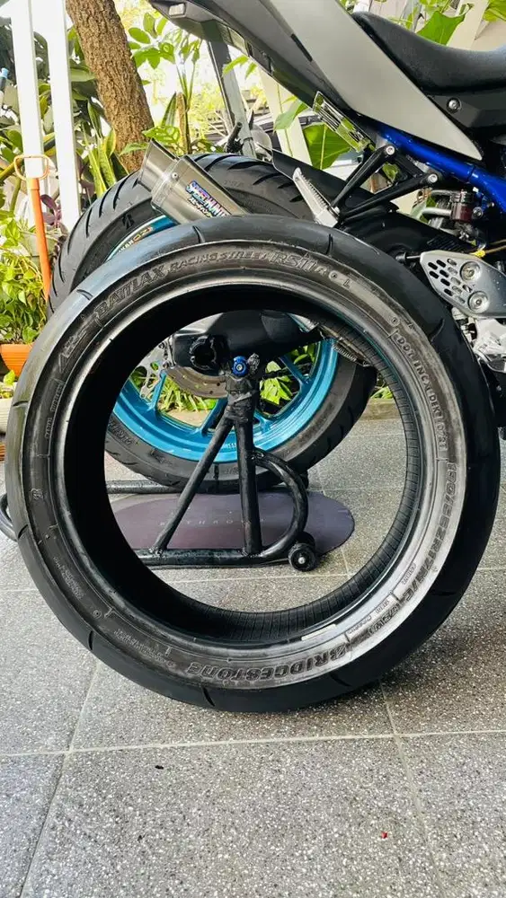 Ban Bridgestone Battlax RS11 R17