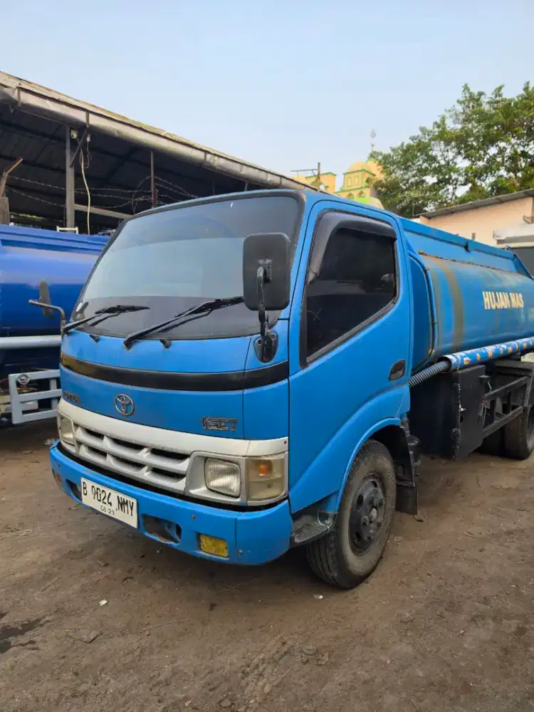 Hino dutro 110 et tangki 5000 tahun 2004