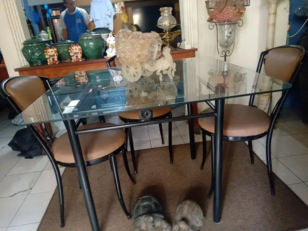 Meja makan kaca plus 3 kursi preloved