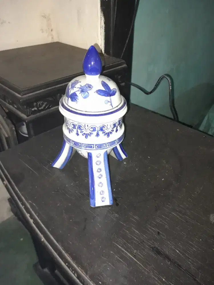 Pajangan keramik kaki tiga biru putih
