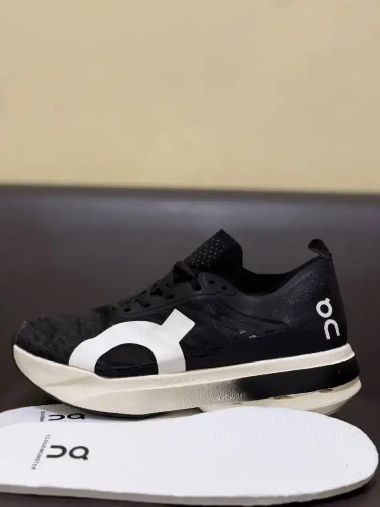 Sepatu on cloud (40) sport/school