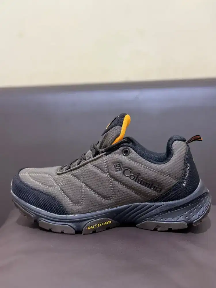 Sepatu colombia waterproof (40) trail