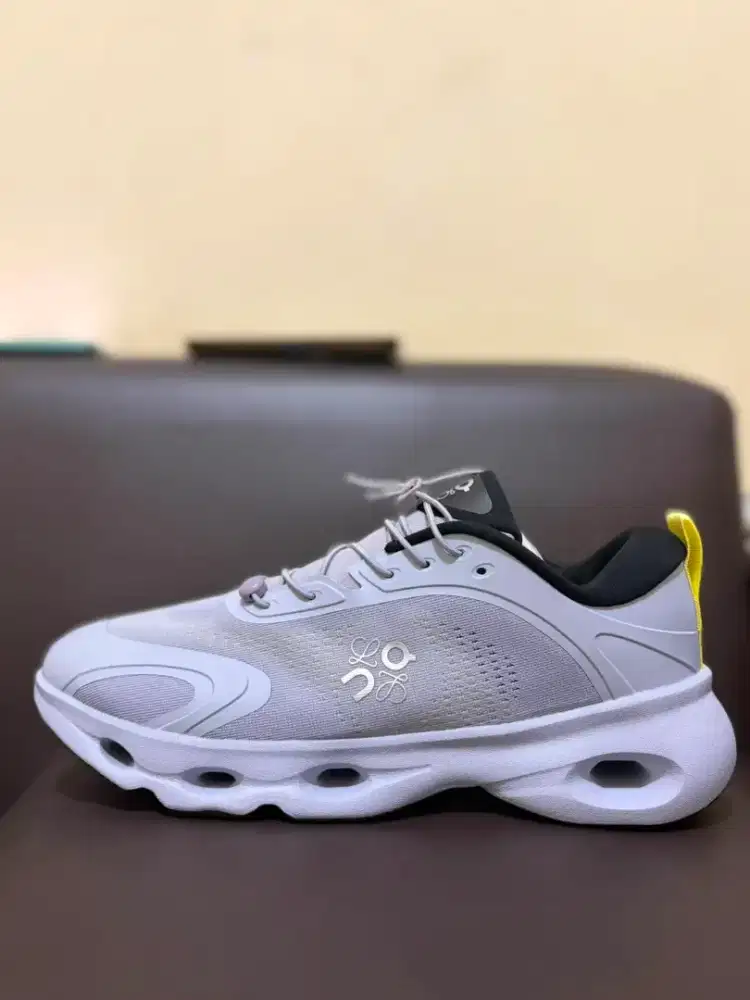Sepatu on cloud (44) sport/sneaker