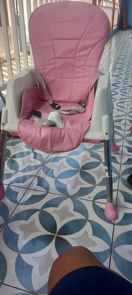 Tempad duduk makan anak  bisa pandek tinggi.  Sefti