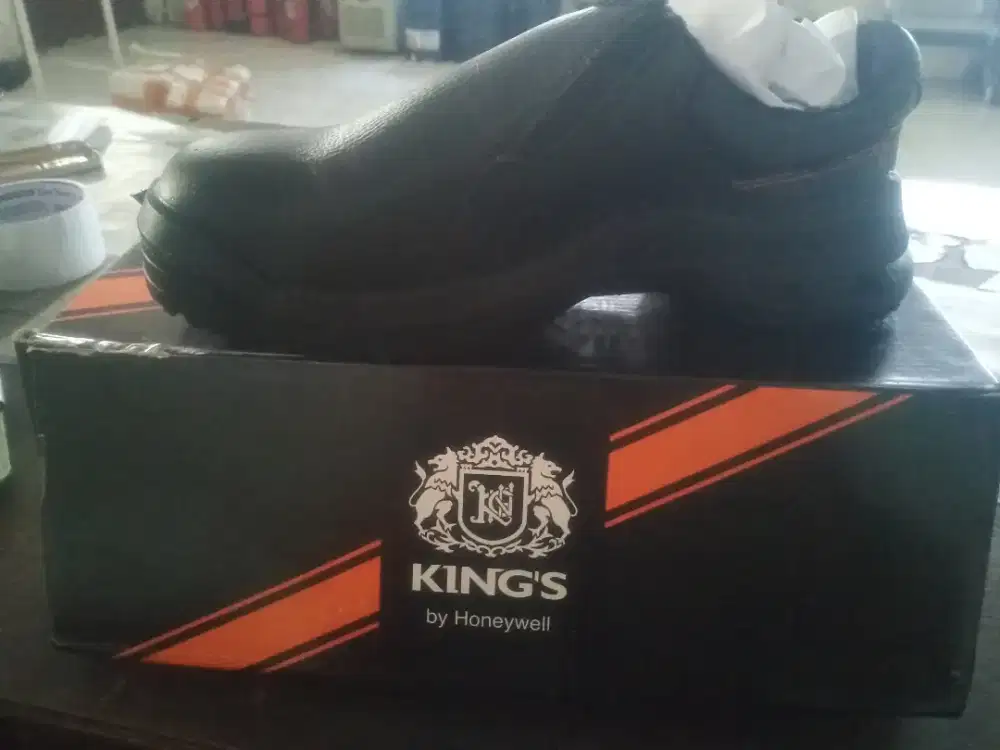Sepatu safety merk king's