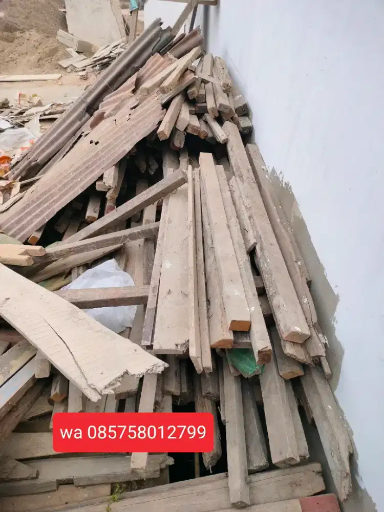 Di jual kayu, papan dan jendela bongkaran rumah