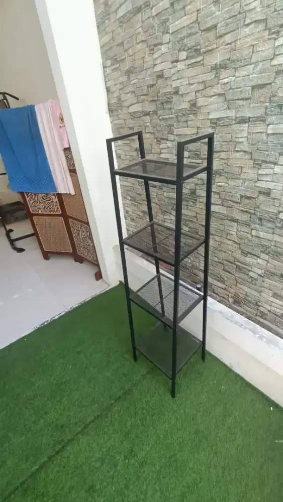 Rak besi memanjang keatas