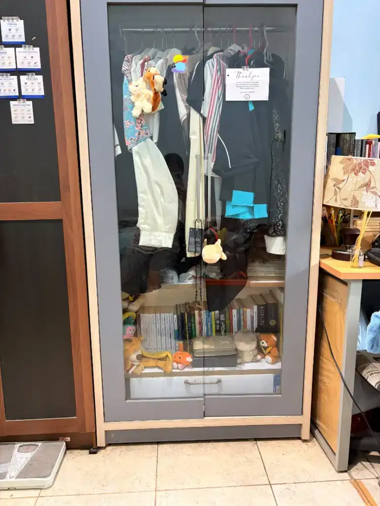 Lemari Serbaguna Minimalis Pintu Kaca Frame Putih + Laci & Rak Buku