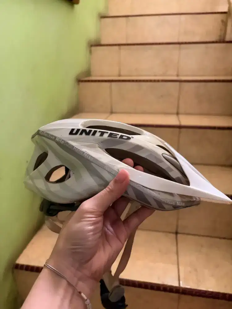 Helm Sepeda United NiteSafe Original (Ada Visor & Reflective Stripe)