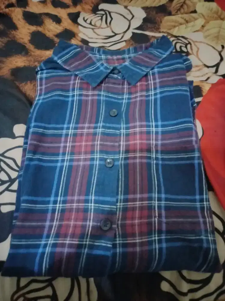 Kemeja kotak-kotak wanita