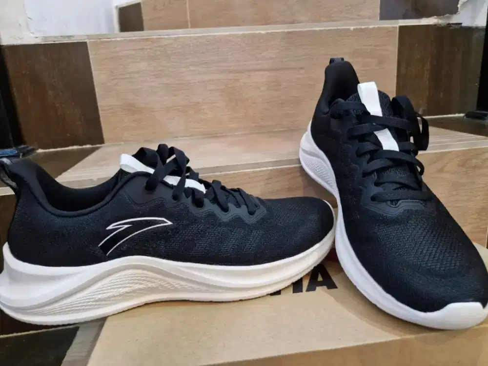 Anta Running Lightweight Sz 44 LIKE NEW
