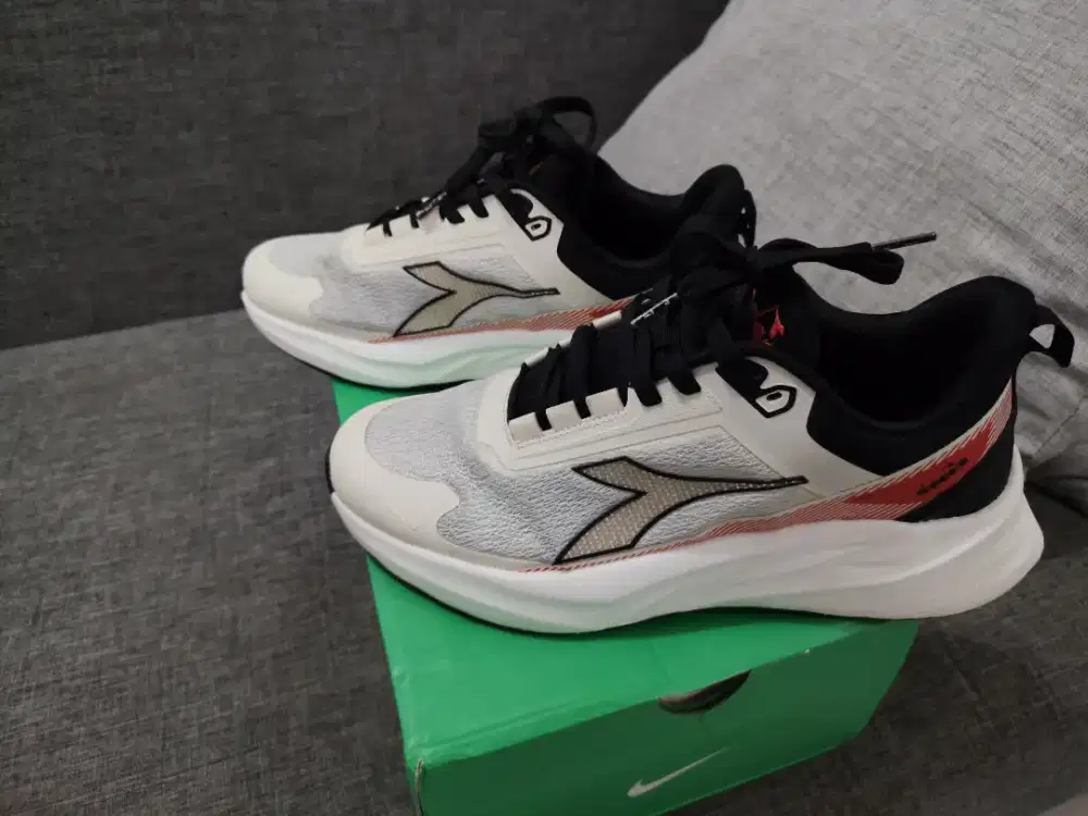 Sepatu running Diadora Nami 
Original MAP 
Size 44 (28cm)