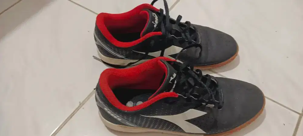 Sepatu diadora ukuran 39
