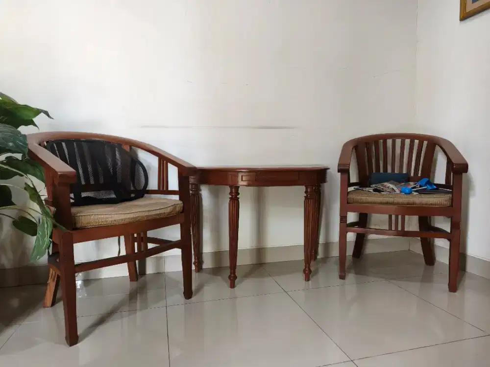 Meja Halfmoon + 2 kursi kayu