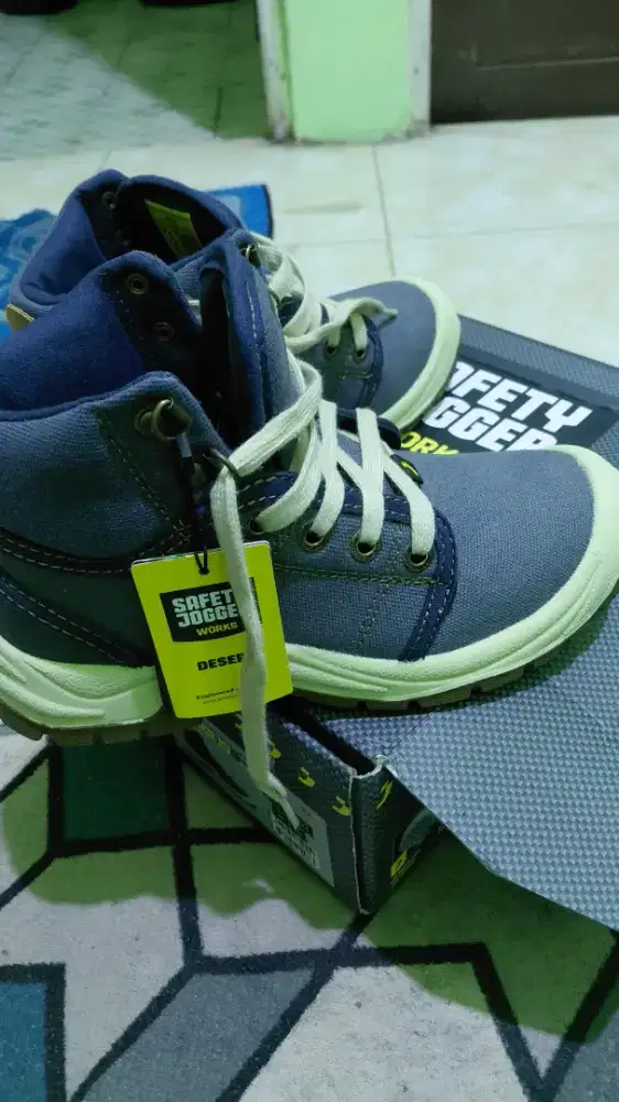 Sepatu safety jogger