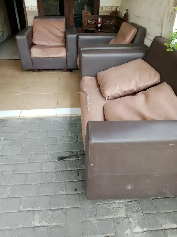 Kursi ruang tamu
