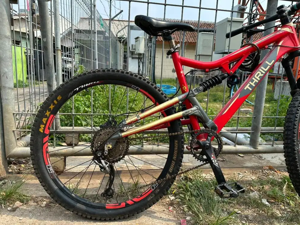 Sepeda downhill mtb thrill oust 1.0 banyak upgrade like new