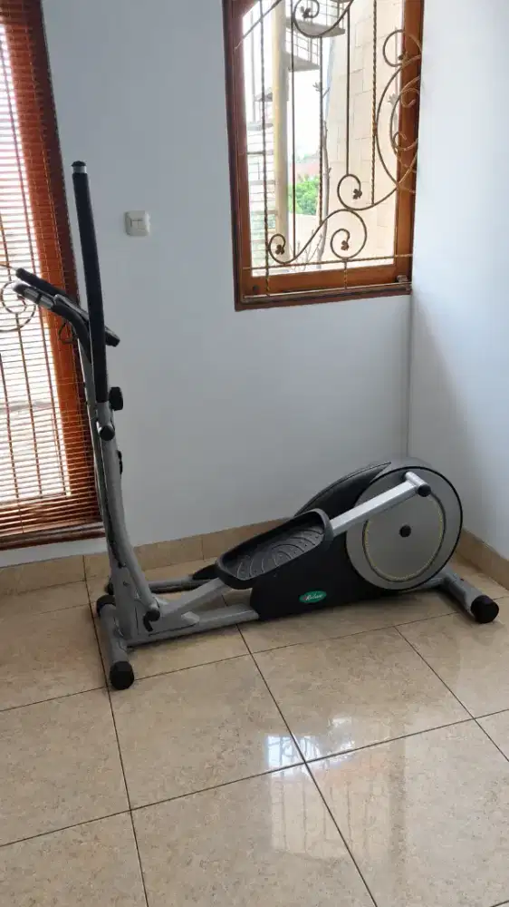 Eleptical Kinetik Bike 
Alat Fitness Sepeda Statis