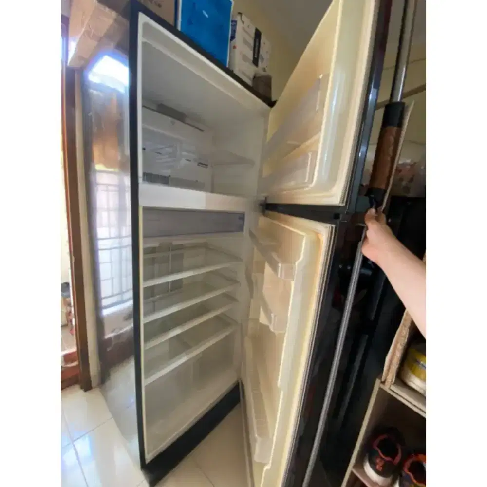 Kulkas Sharp SJ-P8ONLV-BK plasmacluster, 2 pintu berkapasitas besar