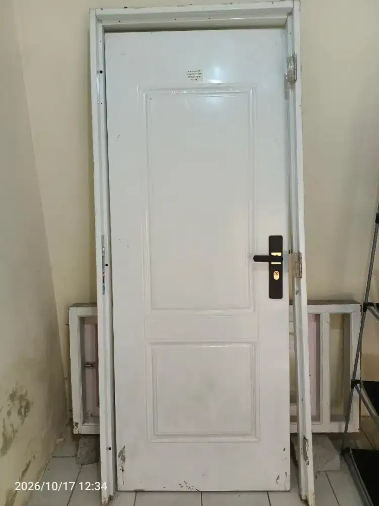 Pintu baja anti air dan rayap