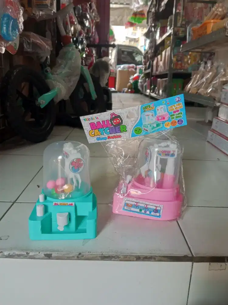Mainan anak mesin capit bola