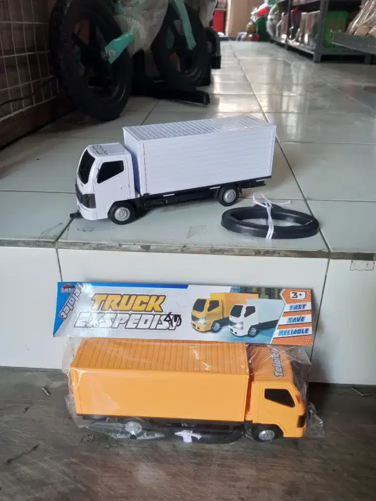 Mainan anak truk box ekspedisi telolet baterai