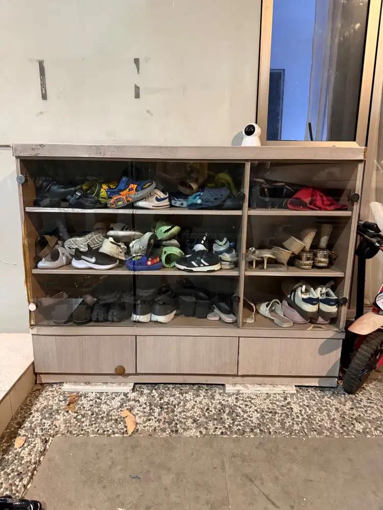 Rak sepatu kaca