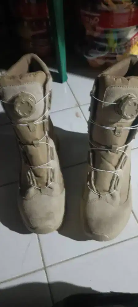 Sepatu untuk latihan militer