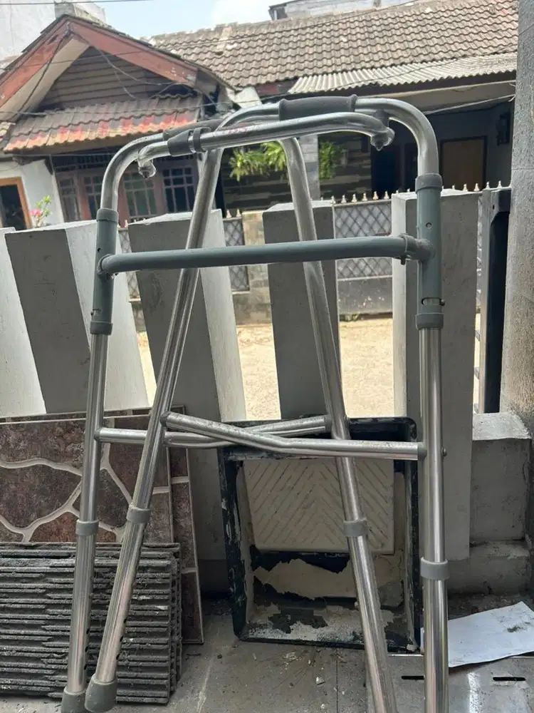 Walker - alat bantu jalan lansia