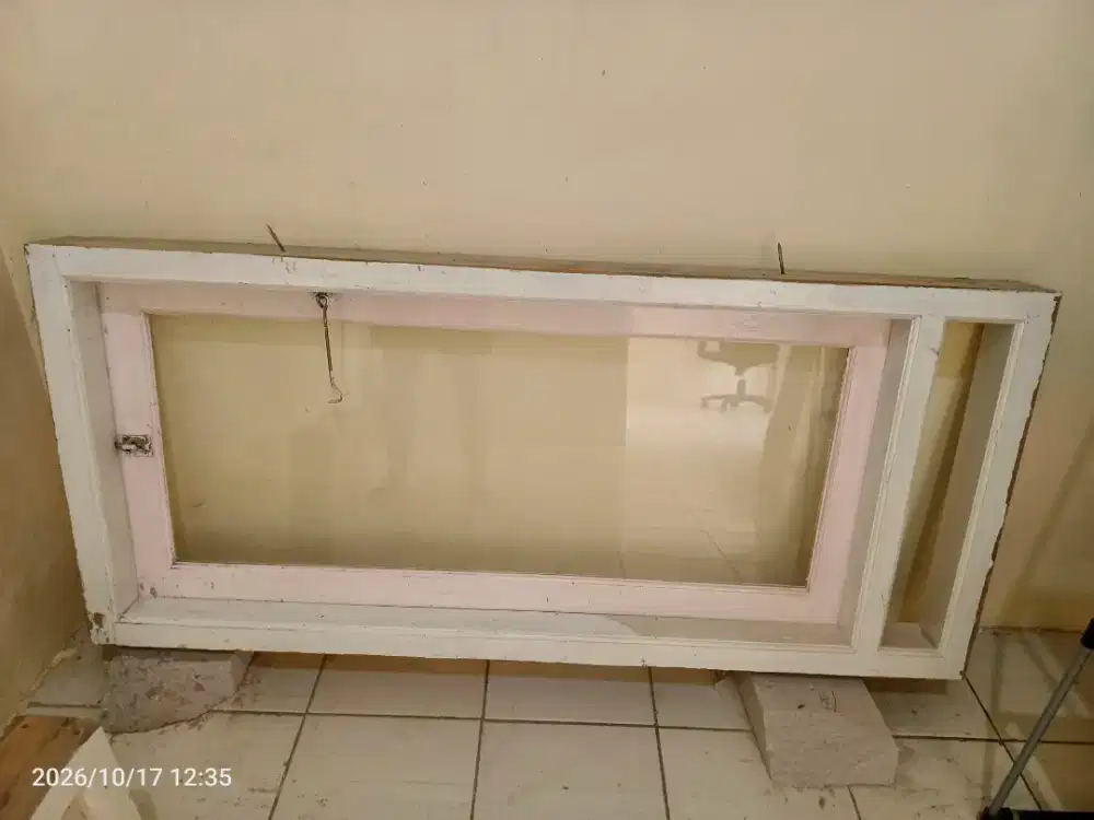 Jendela kamar kayu dan kaca buka tutup