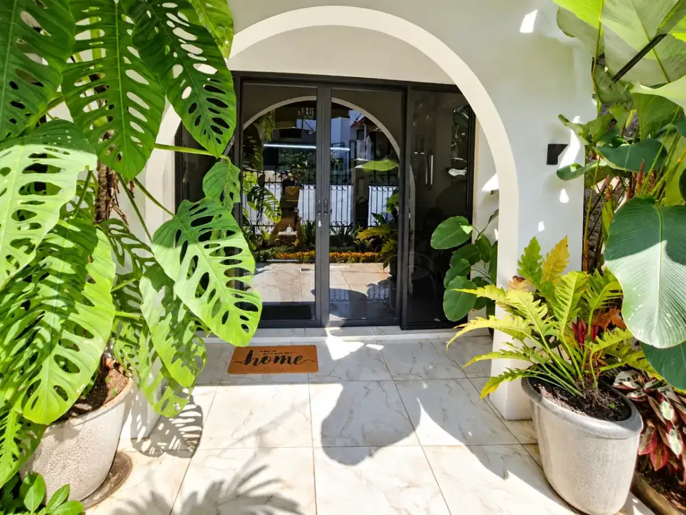 Rumah Hook Setiabudi Regency, Taman Luas & Carport 2 Mobil
