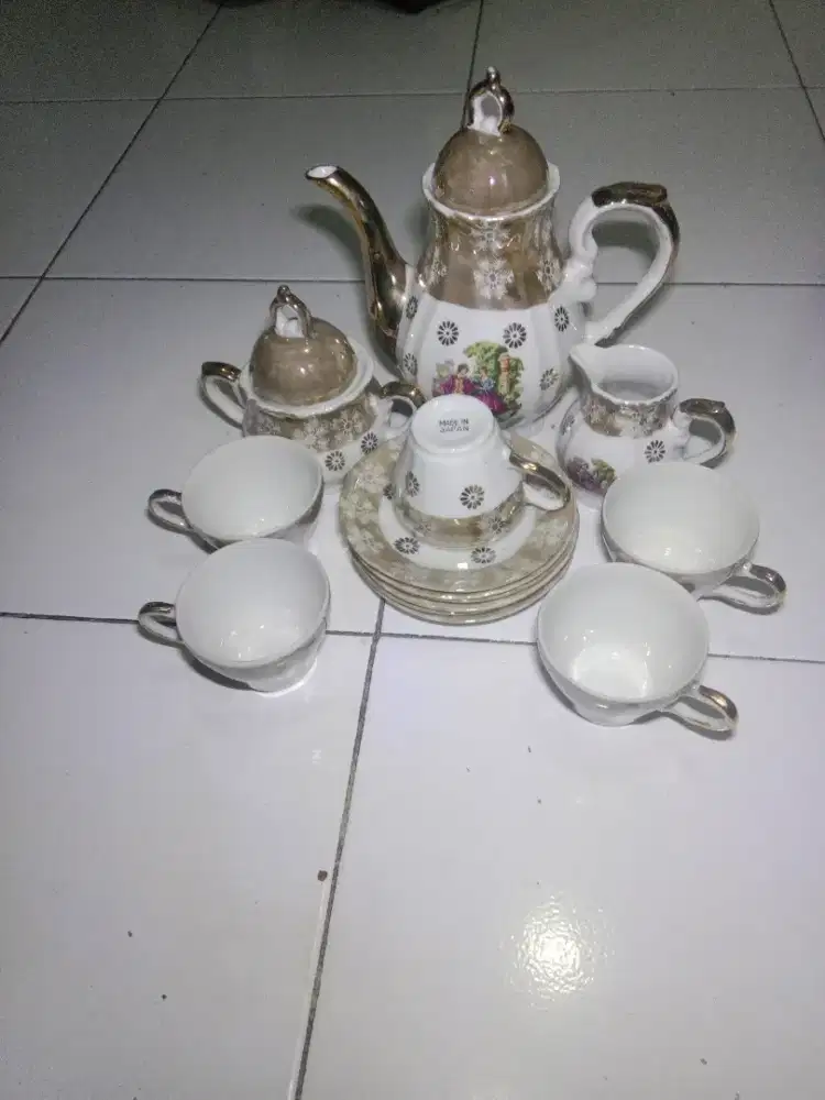 5 cangkir + 6 lepek + 3 teko