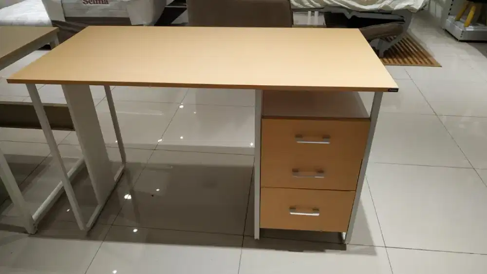 Meja kantor dengan 3 laci penyimpanan