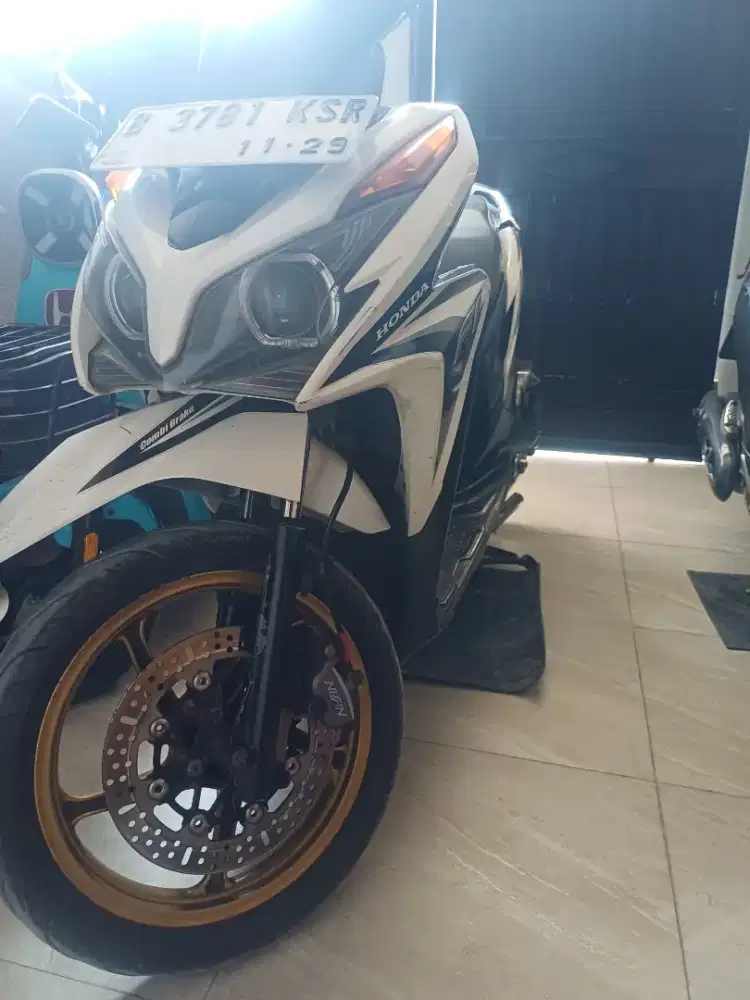 Vario kzr 125 old tahun 2014 putih silver