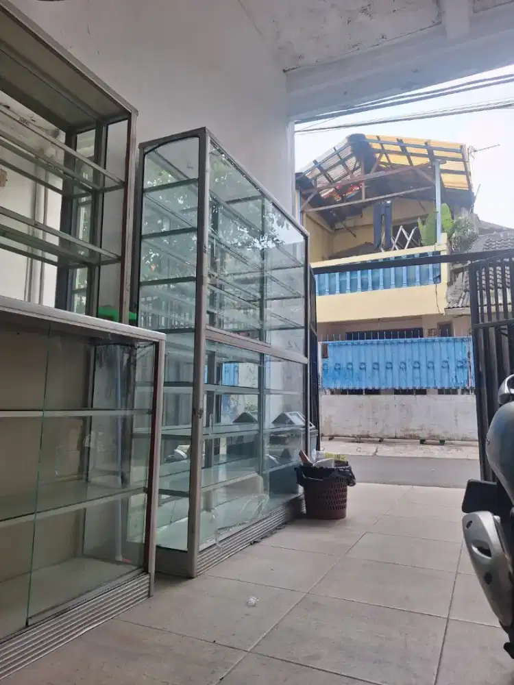 Dijual etase kaca buat jualan